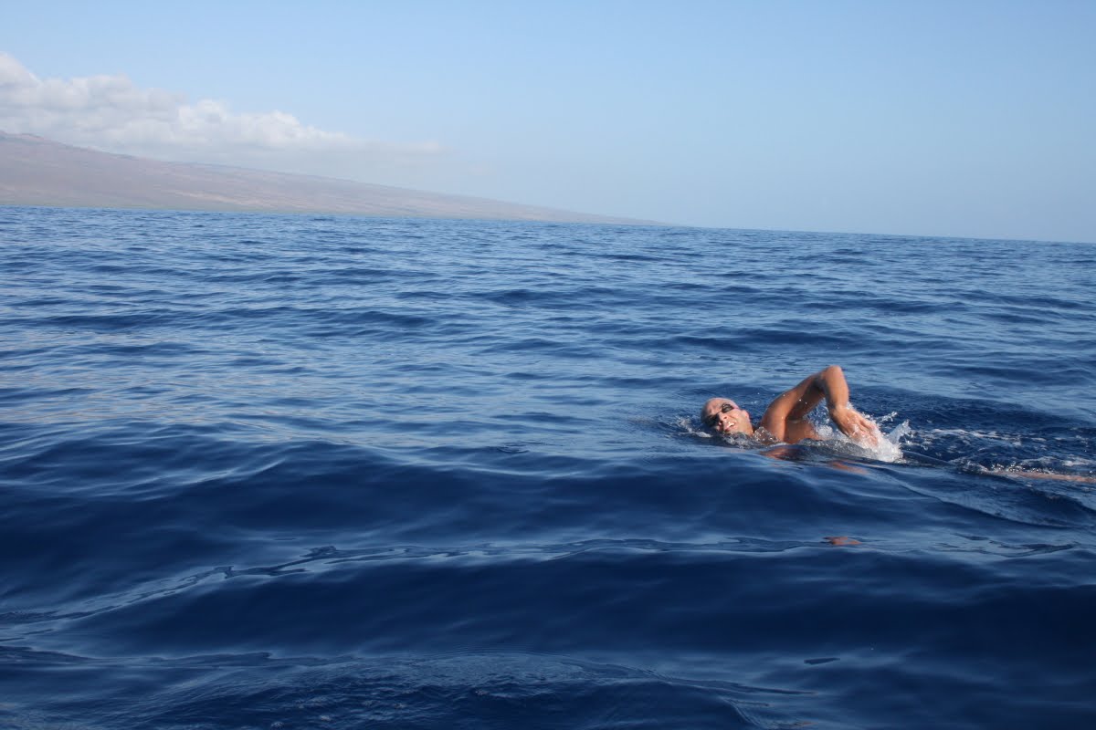 Море спустя. Плывет в море. Человек плывет в море. Плавать в море. Человек плавает в море.