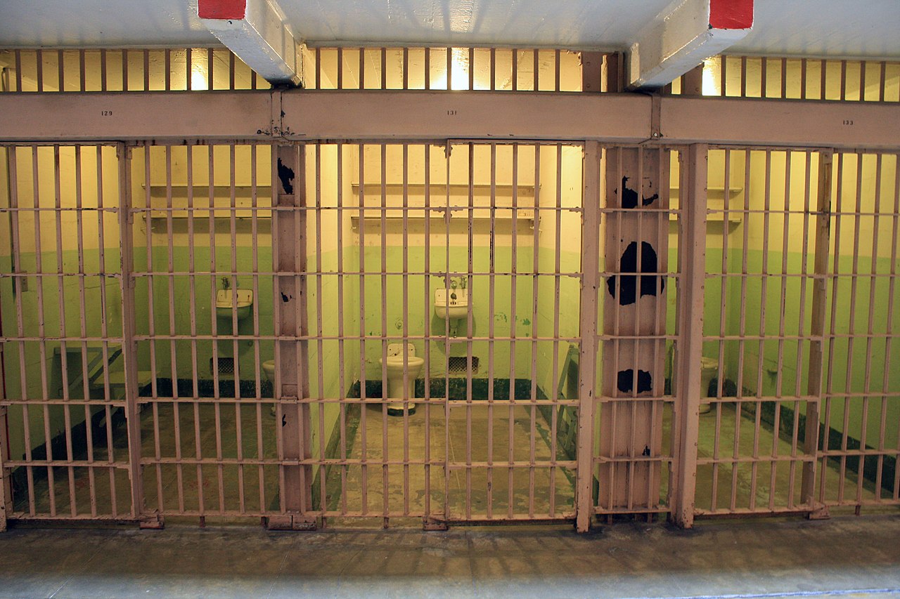 alcatraz-island-prison-cells-1654695141.jpg